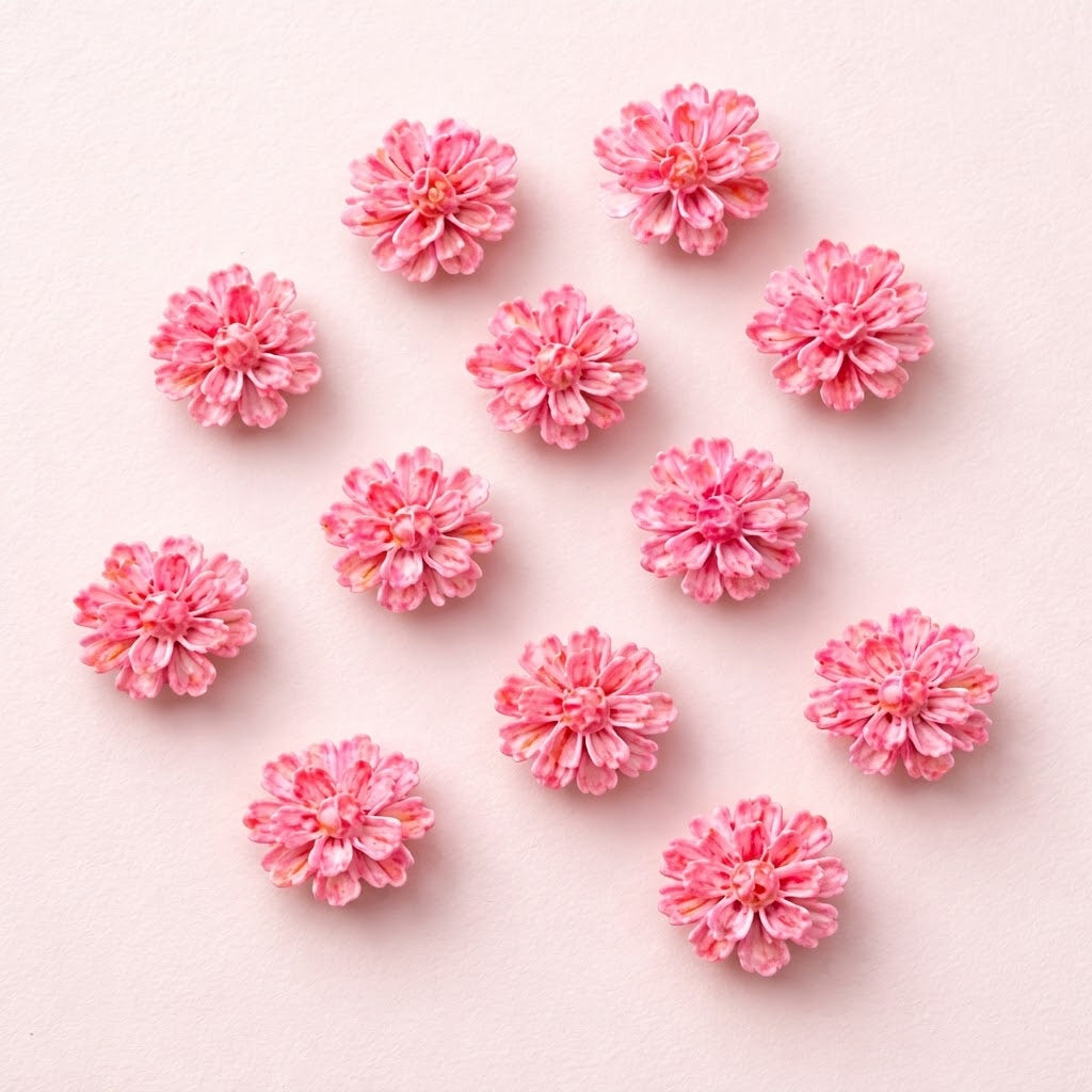 Nahaufnahme der rosa Nelken-Blüten-Charms für das Hundehalsband Nelken Traum von Mops Berlin arrangiert auf sehr hellrosa Hintergrund.
