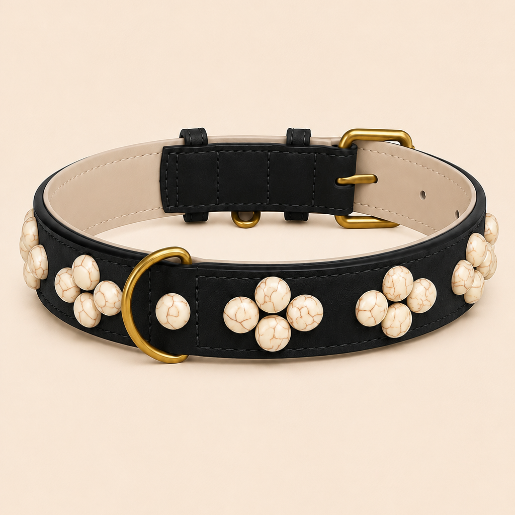 Schwarzes Hundehalsband aus veganem Leder mit floralen Applikationen aus cremefarbenen, marmorierten Perlen und messingfarbenen Beschlägen.