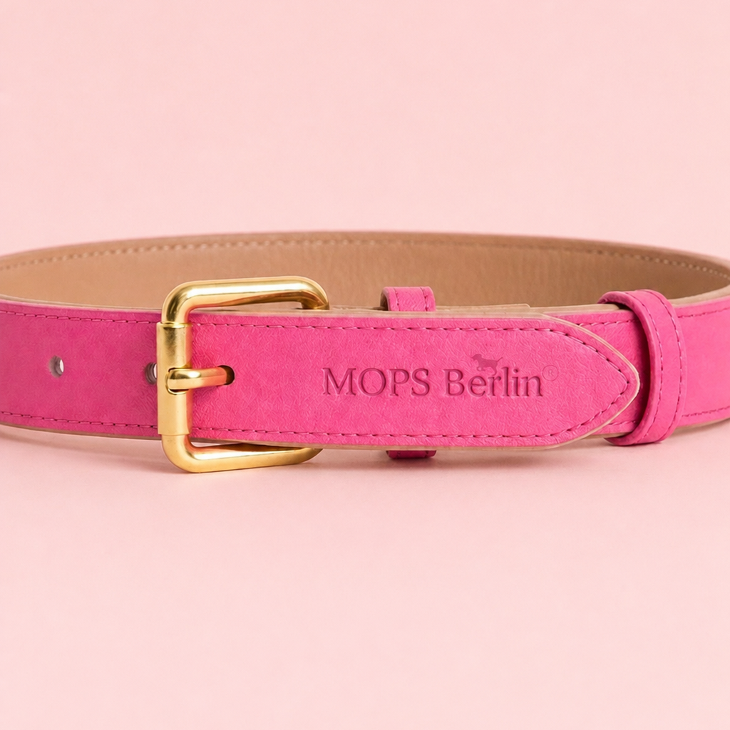 Nahaufnahme der goldglänzenden Schnalle und der eingeprägten Markenlogos MOPS Berlin auf dem pinken veganen Lederhalsband Bonbon Glück.