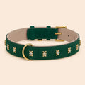 Handgefertigtes Hundehalsband Goldbär aus dunkelgrünem veganen Leder mit kleinen goldenen Bären-Charms mit Glitzersteinen und goldener Schnalle von Mops Berlin auf beige Hintergrund.