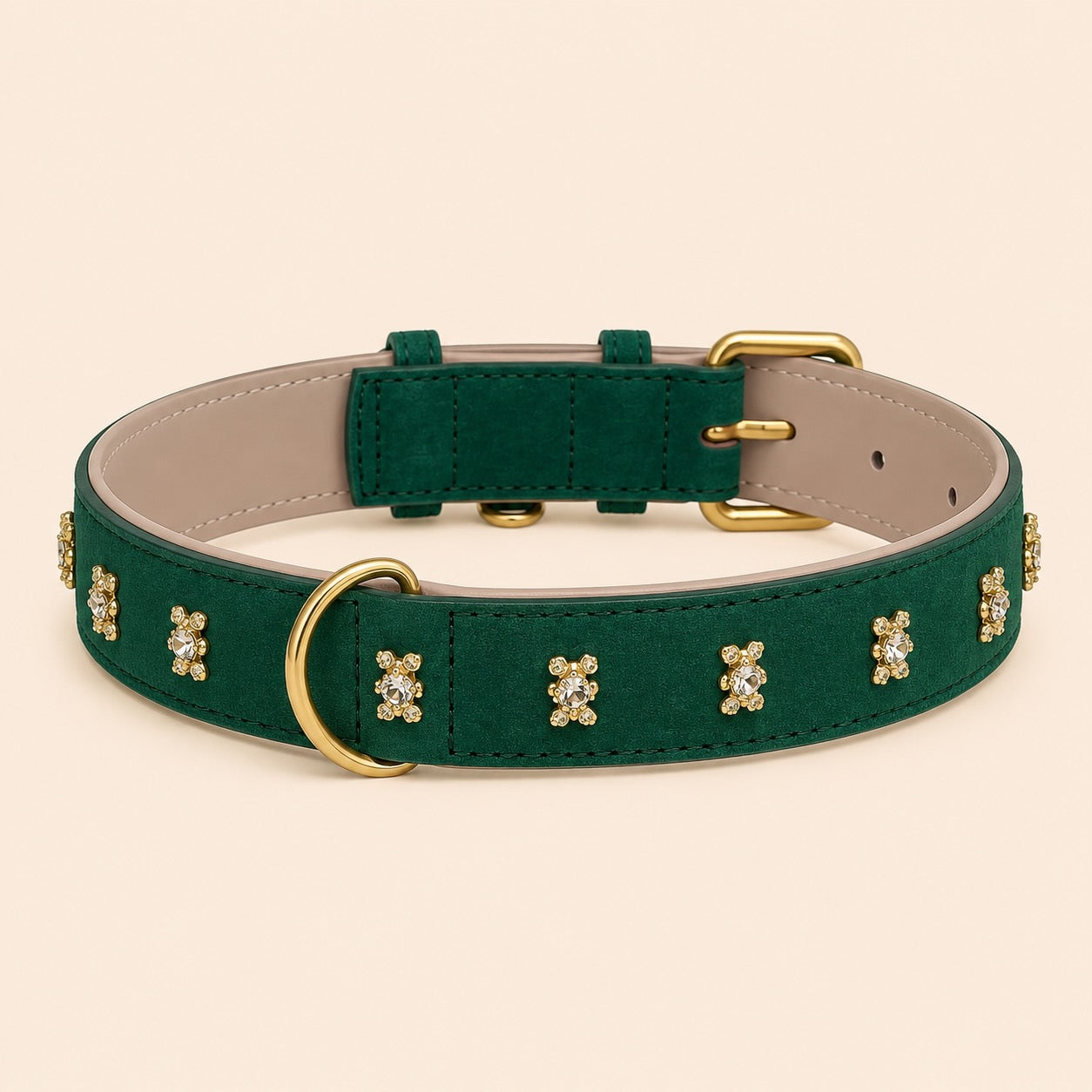 Handgefertigtes Hundehalsband Goldbär aus dunkelgrünem veganen Leder mit kleinen goldenen Bären-Charms mit Glitzersteinen und goldener Schnalle von Mops Berlin auf beige Hintergrund.