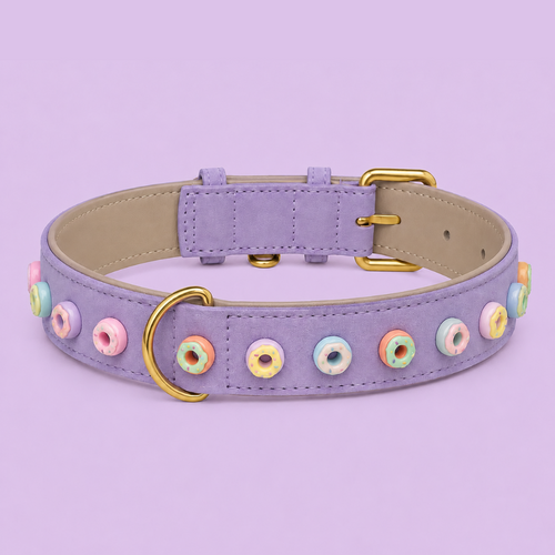 Handgefertigtes Hundehalsband Donut Laune aus fliederfarbenem veganen Leder mit bunten Donut-Charms in Pastelltönen und goldener Schnalle von Mops Berlin auf lila Hintergrund.