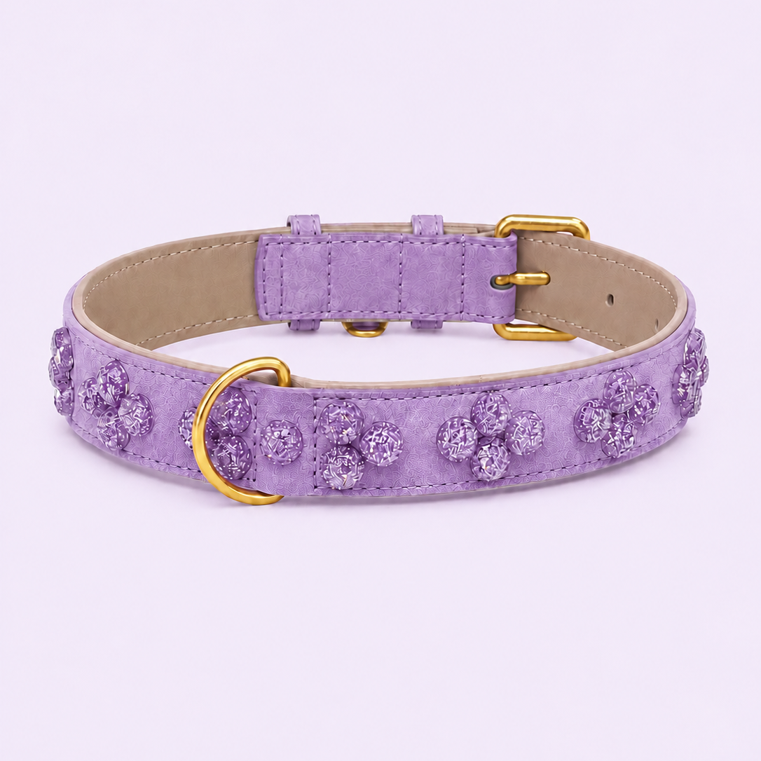 Handgefertigtes Hundehalsband Sternenstaub aus fliederfarbenem veganen Leder mit glitzernden lila Perlen-Verzierungen und goldener Schnalle von Mops Berlin auf hellem Hintergrund.