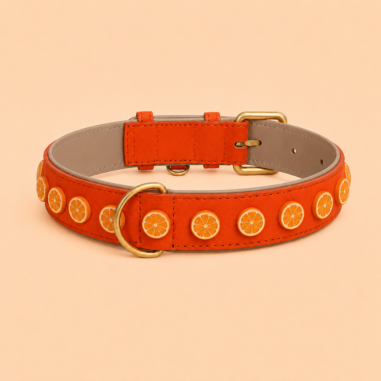 Handgefertigtes Hundehalsband Zitruszauber aus orangenem veganen Leder mit kleinen Orangenscheiben-Charms und goldener Schnalle von Mops Berlin auf hellorangenem Hintergrund.