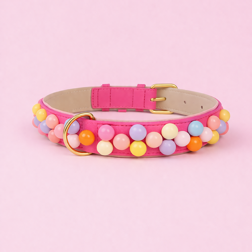 Handgefertigtes Hundehalsband Bonbon Glück aus pinkem veganen Leder mit bunten Perlen und goldener Schnalle von Mops Berlin auf rosa Hintergrund.