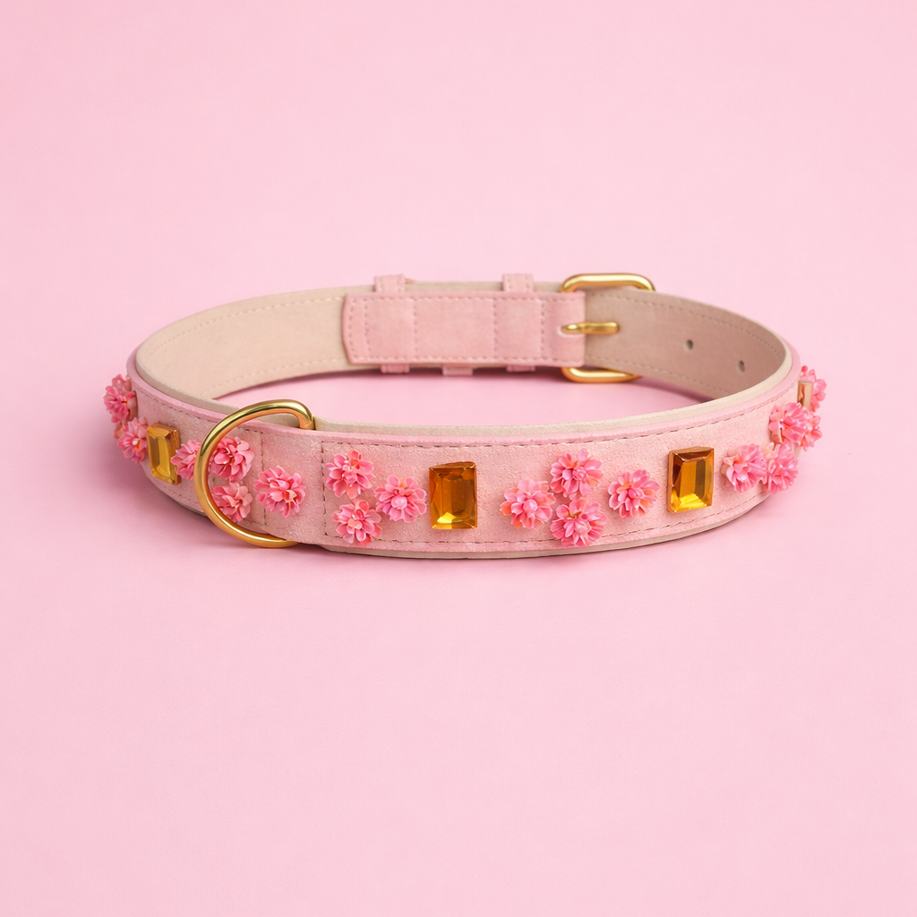 Handgefertigtes Hundehalsband Nelken Traum aus rosafarbenem veganen Leder mit pinken Blütendetails, amberfarbenen Steinen und goldener Schnalle von Mops Berlin auf rosa Hintergrund.
