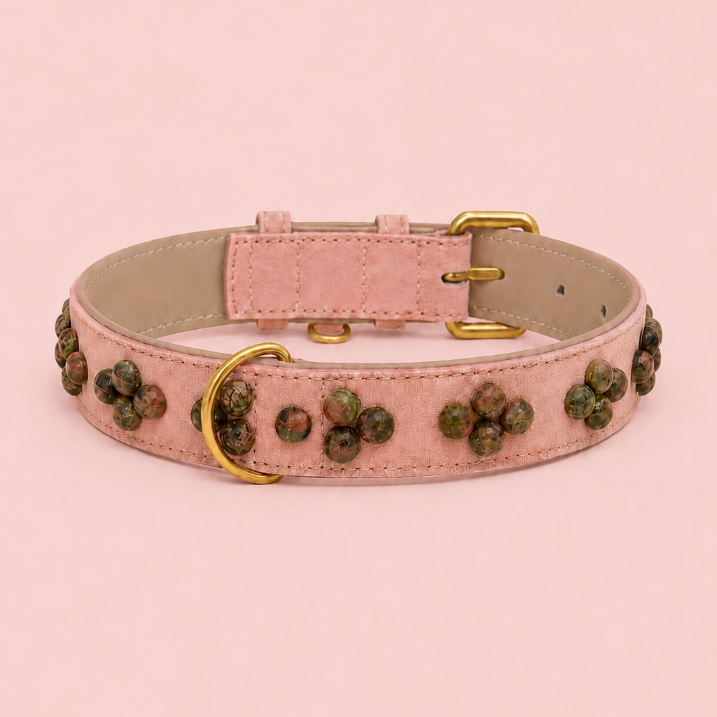 Handgefertigtes Hundehalsband Waldrose aus rosa veganem Leder mit grün-marmorierten Unakit-Steinperlen und goldener Schnalle von Mops Berlin vor rosafarbenem Hintergrund.