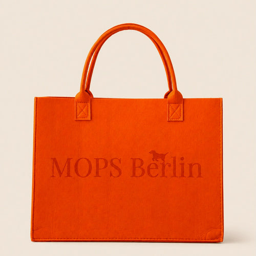 Orangefarbene Filztasche von MOPS Berlin mit eingeprägtem Logo und Tragegriffen vor hellem Hintergrund