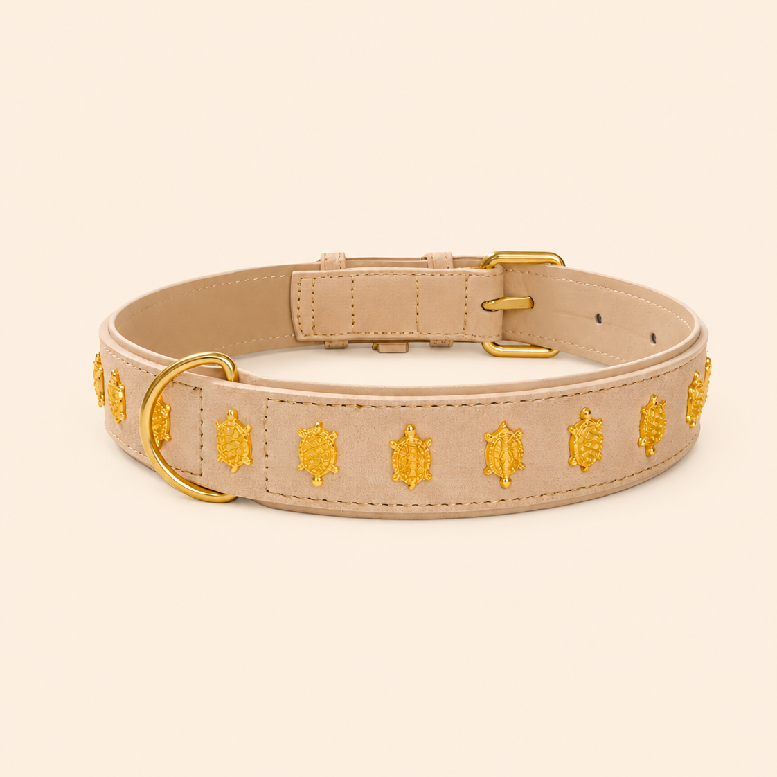 Mops Berlin Hundehalsband Goldküste aus beige-cremefarbenem veganem Leder mit goldfarbenen Schildkröten-Beschlägen und mattgoldener Schnalle