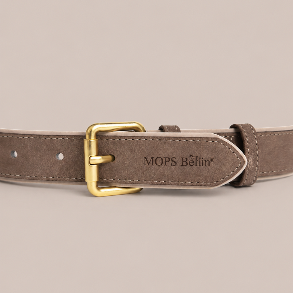 Nahaufnahme vom Schnallenende des Mops Berlin Hundehalsbands aus braunem veganem Leder mit eingeprägtem Markenlogo und mattgoldener Metallschließe