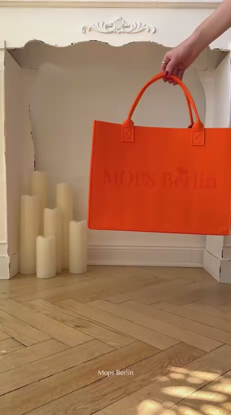 Kurzes Werbevideo der orangefarbenen Filztasche von MOPS Berlin im Alltags-Einsatz mit Hund und Hundehalsband